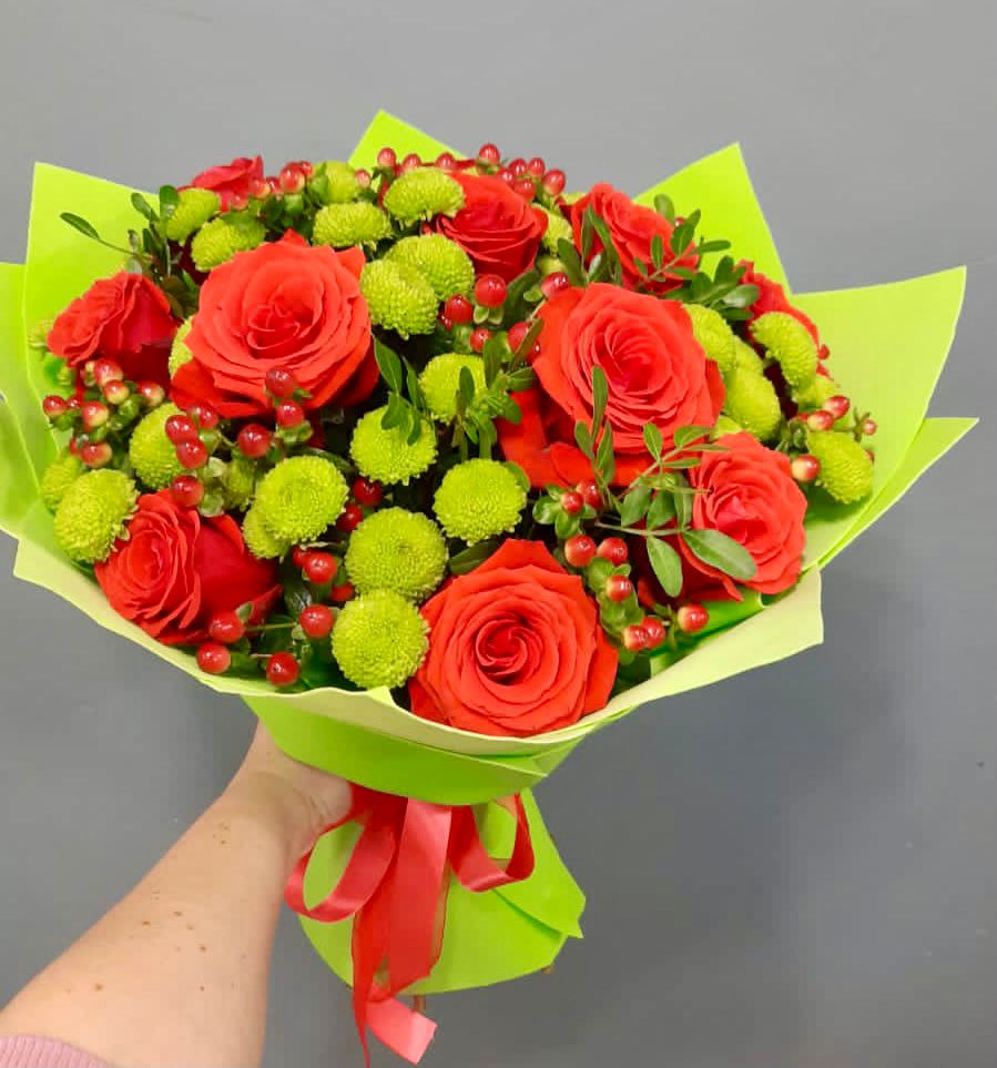 Букет цветов из: Хризантемы и Розы в Локоть