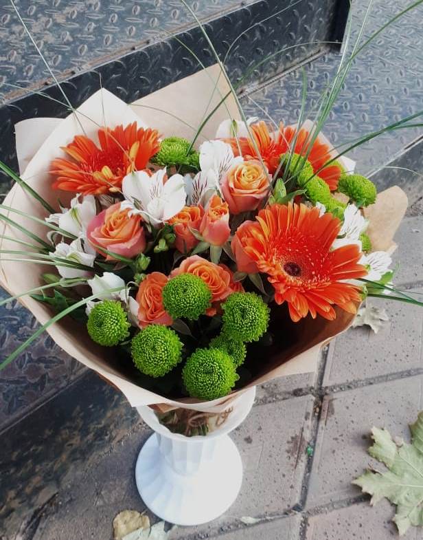 Букет цветов из: Герберы, Хризантемы, Альстромерии и Розы в Локоть