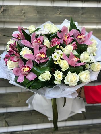 Букет цветов из: Розы и Хризантемы в Локоть