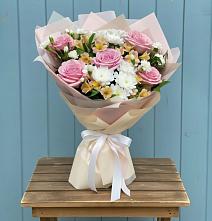 Букет цветов из:  Гвоздики, Орхидеи и Розы в Локоть