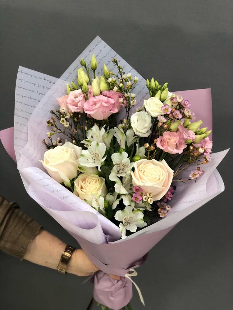 Букет цветов из: Альстромерии, Розы и Лизиантусы в Локоть