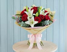 Букет цветов из:  Лилии и Розы в Локоть