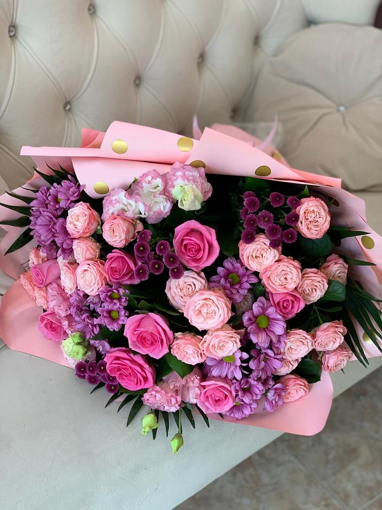 Букет цветов из: Хризантемы, Розы и Лизиантусы в Локоть