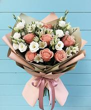 Букет цветов из:  Розы, Альстромерии и Лизиантусы в Локоть