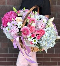 Цветочная композиция из Розы, Хризантемы, Пионы и Лизиантусы в корзине в Локоть