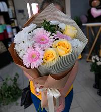 Букет цветов из:  Герберы, Розы и Хризантемы в Локоть