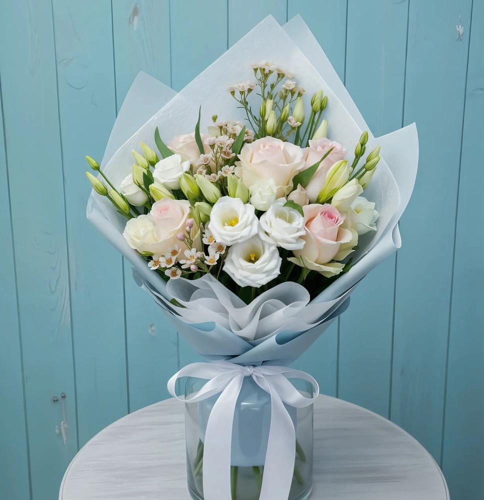 Букет цветов из: Розы и Лизиантусы в Локоть