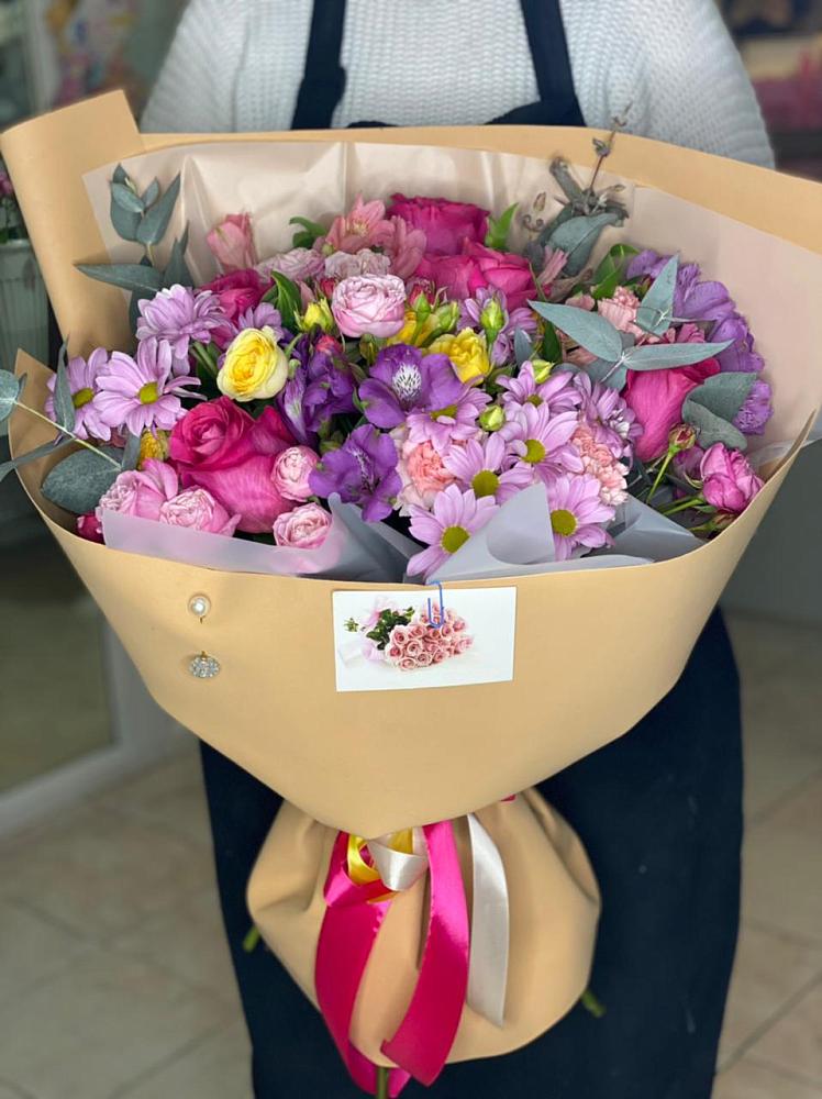 Букет цветов из: Хризантемы, Гвоздики и Альстромерии в Локоть