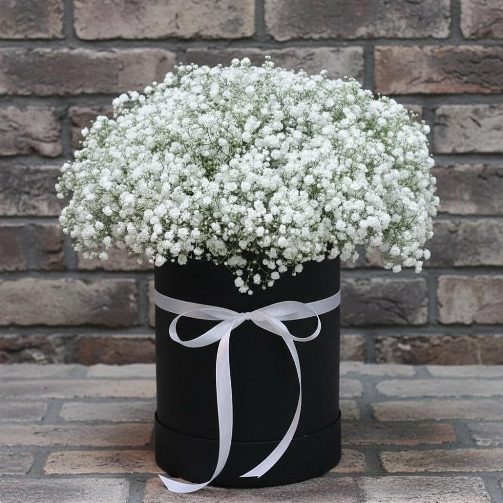 Цветочная композиция из Гипсофила в шляпной коробке в Локоть