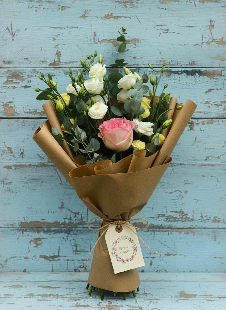 Букет цветов из: Розы и Лизиантусы в Локоть