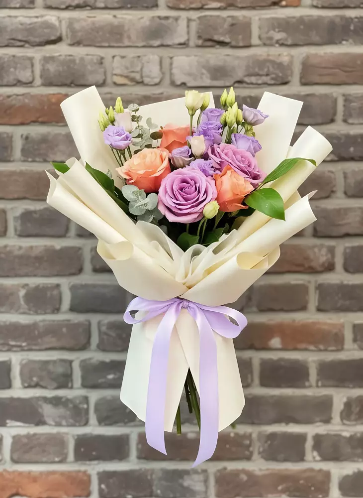 Букет цветов из: Лизиантусы и Розы в Локоть