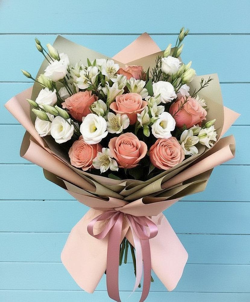 Букет цветов из: Розы, Альстромерии и Лизиантусы в Локоть