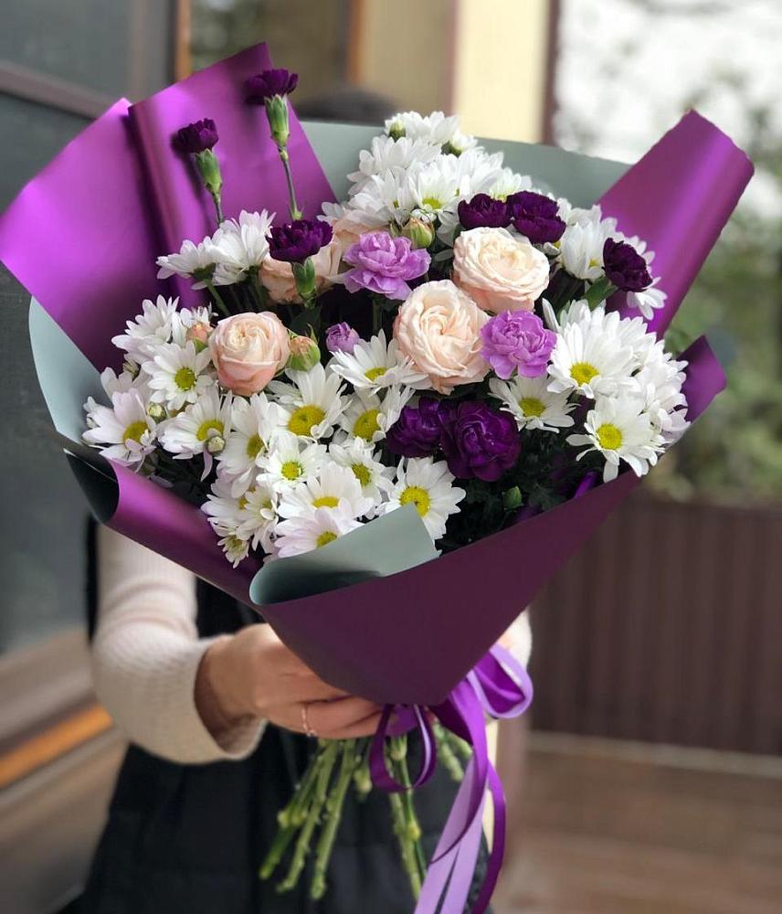 Букет цветов из: Хризантемы, Гвоздики и Розы в Локоть