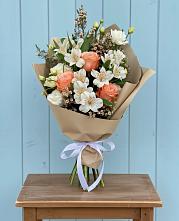 Букет цветов из:  Альстромерии, Лизиантусы, Розы и Хризантемы в Локоть