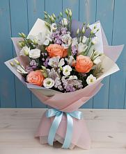 Букет цветов из:  Лизиантусы, Розы, Альстромерии и Гипсофила в Локоть