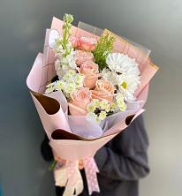 Букет цветов из:  Хризантемы и Розы в Локоть