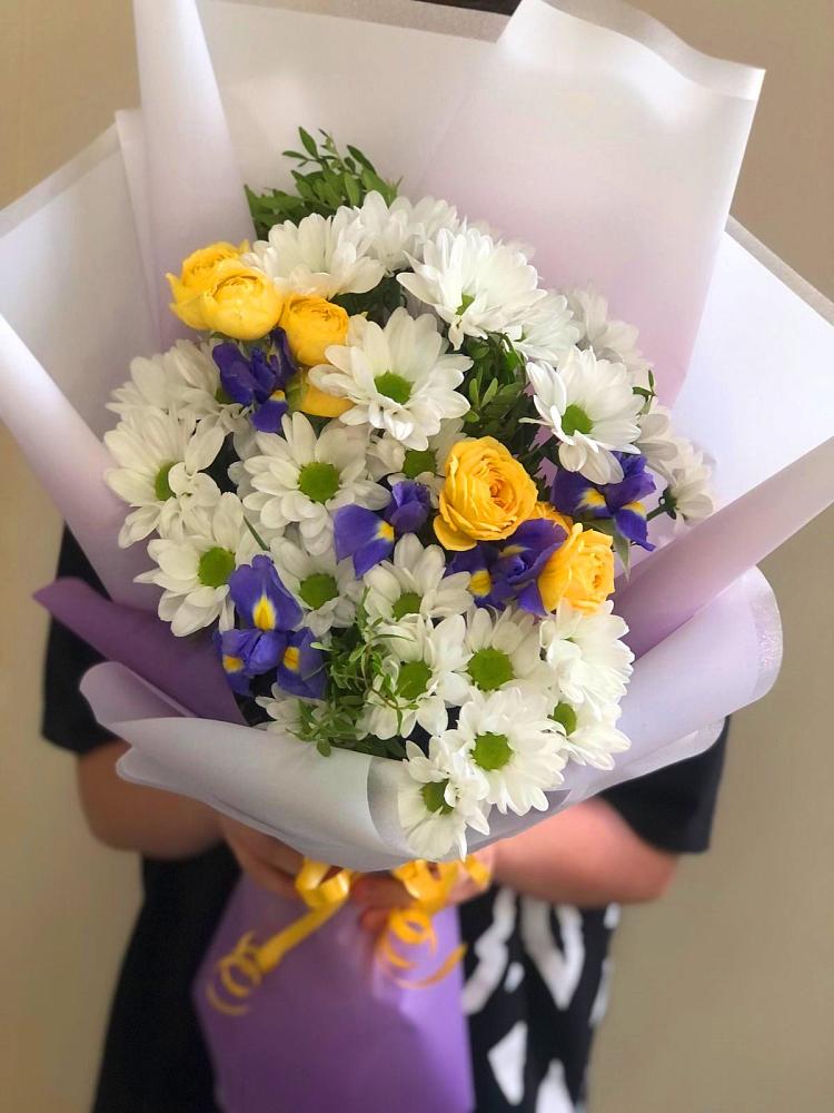 Букет цветов из: Ирисы, Хризантемы и Розы в Локоть