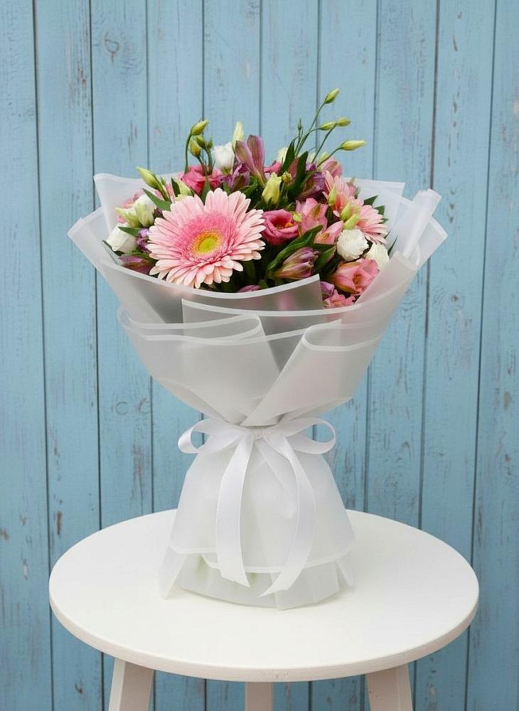 Букет цветов из: Герберы, Альстромерии и Лизиантусы в Локоть