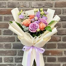 Букет цветов из:  Лизиантусы и Розы в Локоть