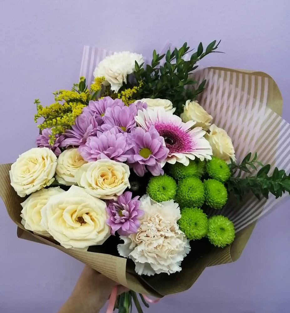 Букет цветов из: Хризантемы, Розы, Гвоздики и Герберы в Локоть