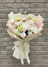 Букет цветов из:  Гвоздики, Розы, Лизиантусы и Хризантемы в Локоть