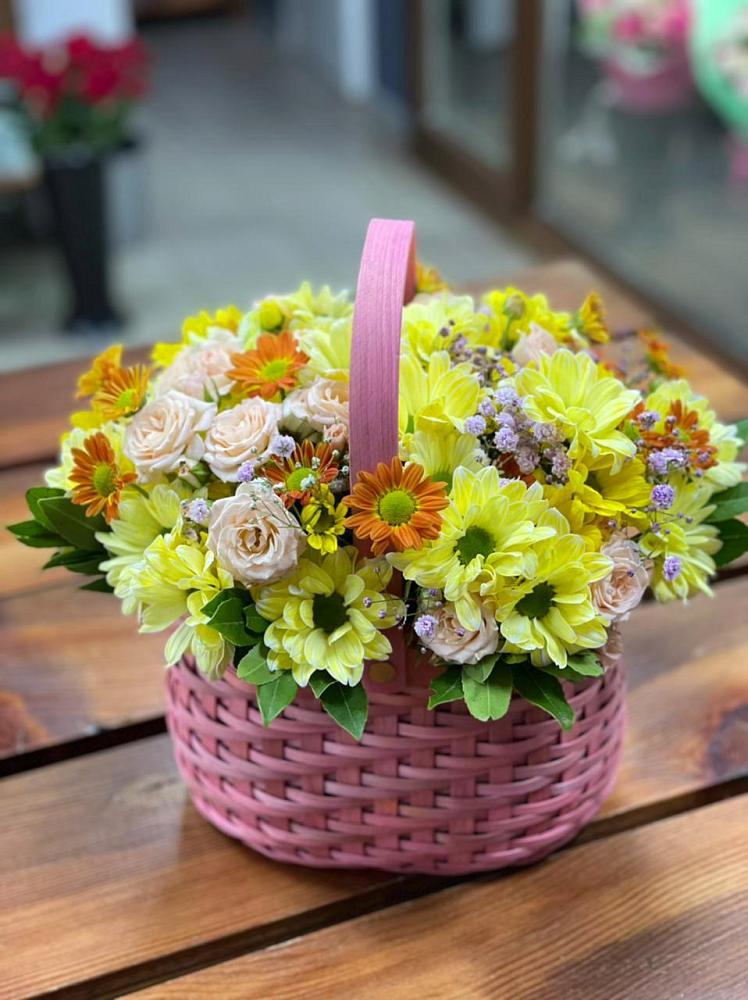 Цветочная композиция из Хризантемы и Розы в корзине в Локоть