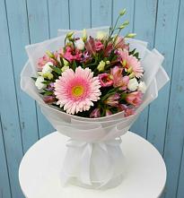Букет цветов из:  Герберы, Альстромерии и Лизиантусы в Локоть