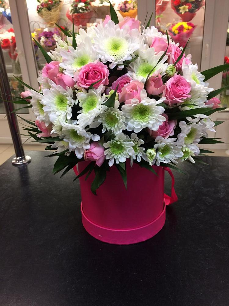 Цветочная композиция из Розы и Хризантемы в шляпной коробке в Локоть