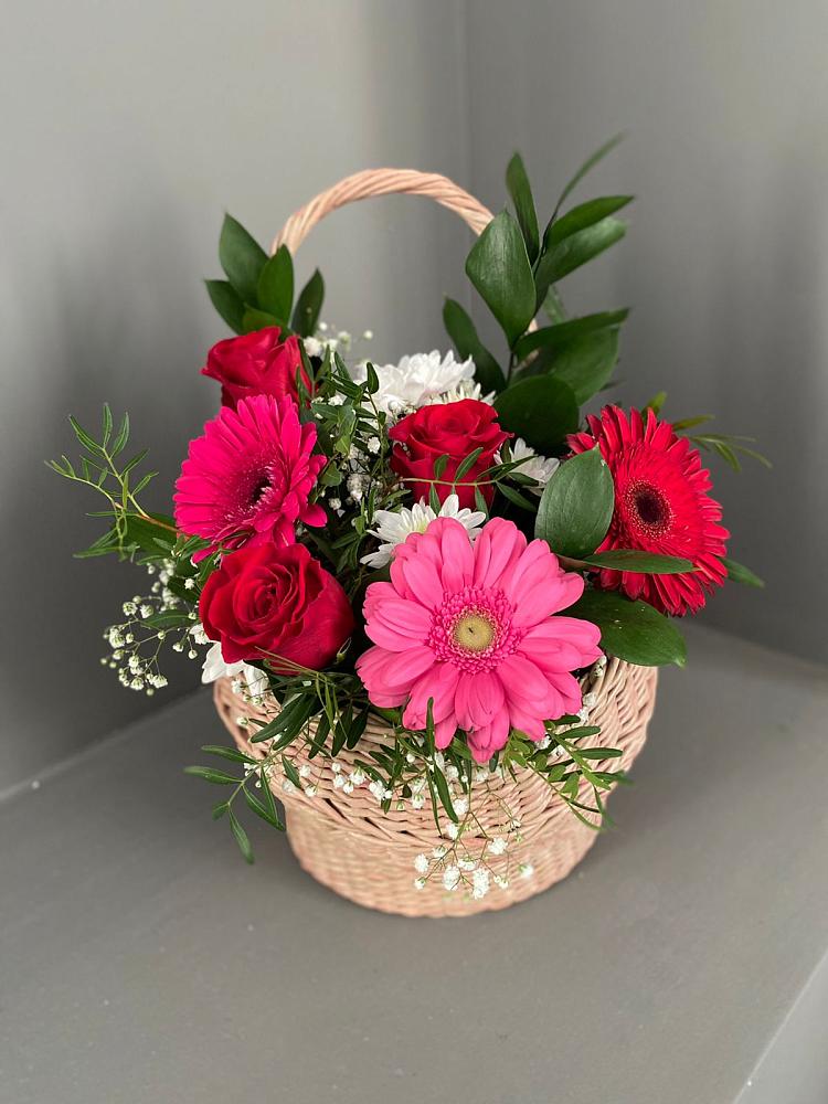 Цветочная композиция из Розы, Хризантемы и Герберы в корзине в Локоть