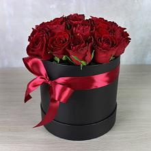 Цветочная композиция из Розы в шляпной коробке в Локоть