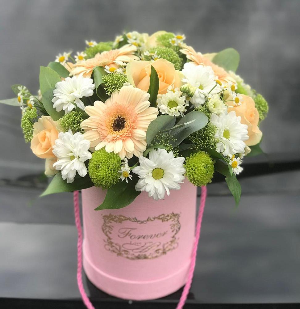 Цветочная композиция из Розы, Герберы и Хризантемы в шляпной коробке в Локоть