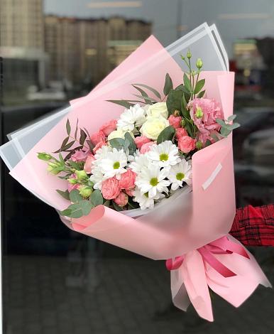 Букет цветов из: Розы, Лизиантусы и Хризантемы в Локоть