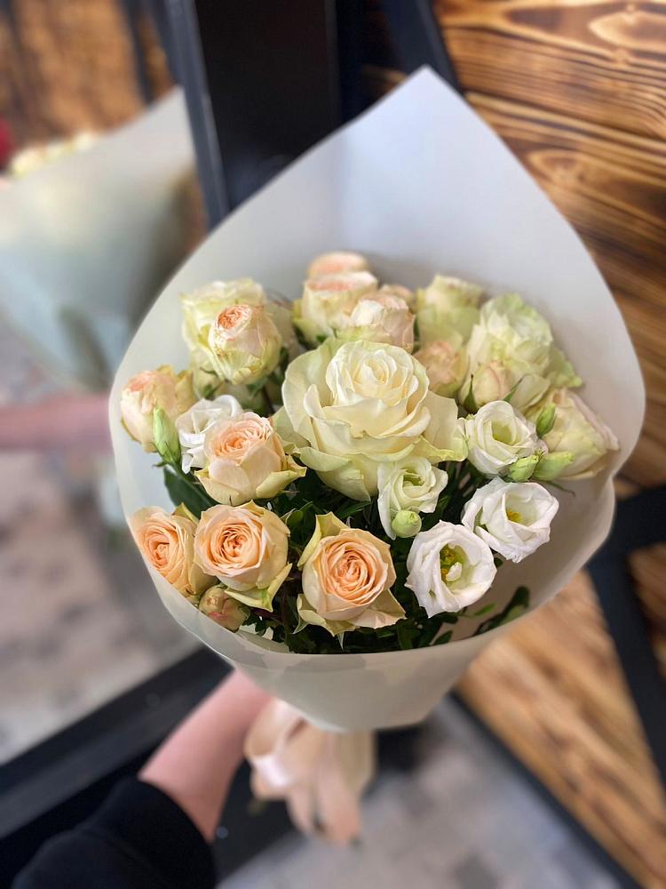 Букет цветов из: Розы и Лизиантусы в Локоть