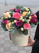 Цветочная композиция из Розы в шляпной коробке в Локоть