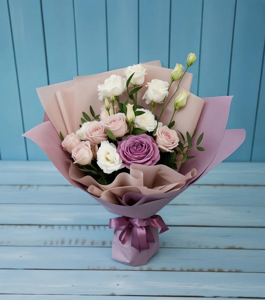 Букет цветов из: Розы и Лизиантусы в Локоть